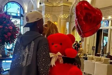 Vini Jr. assume relação com Virginia e faz surpresa